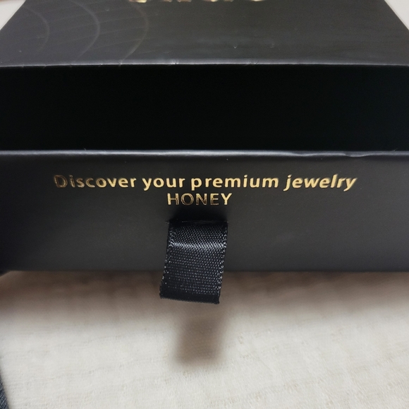 NWT Slide Honey Box 18K Gold Plated Jewelry - Picture 9 of 9